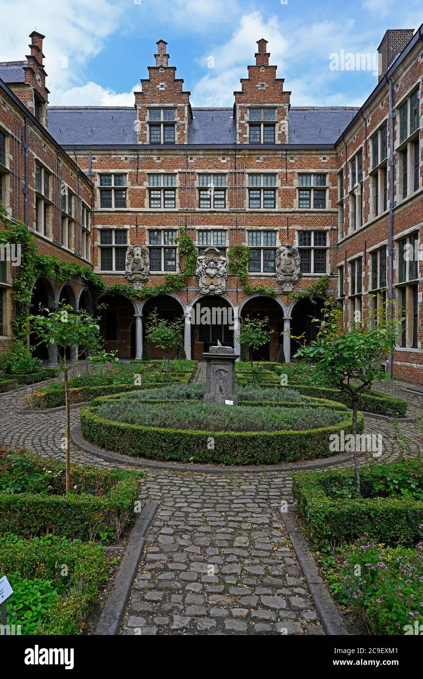 antwerpen, belgique - 2020.07.15: jardin intérieur du musée plantin moretus ( officina plantiniana ), bustes de balthasar moretus et joannes moretus Banque D'Images