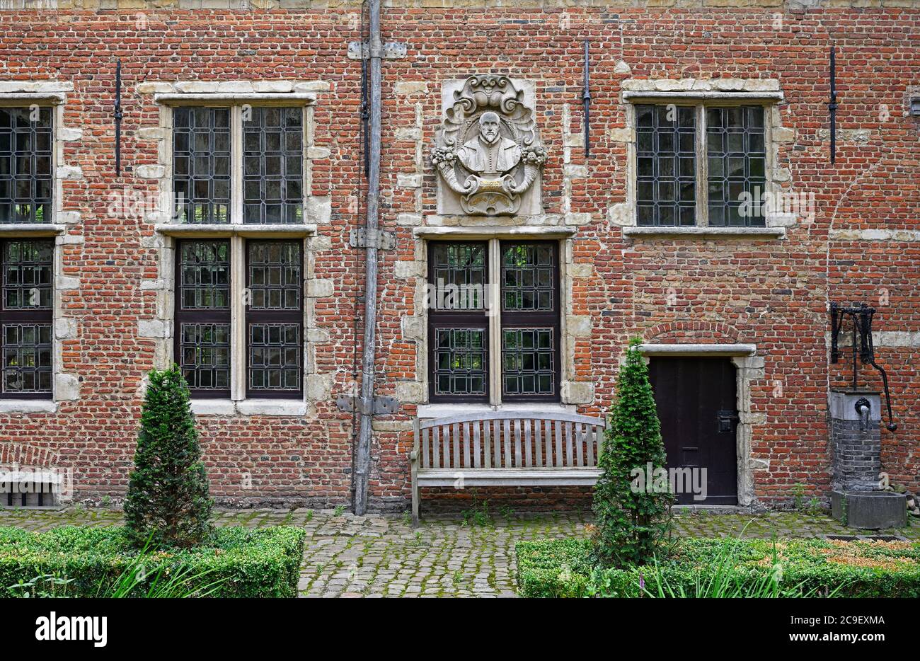 antwerpen, belgique - 2020.07.15: jardin intérieur du musée plantin moretus ( officina plantiniana ), buste de christoph plantin -- [credit: joachi Banque D'Images