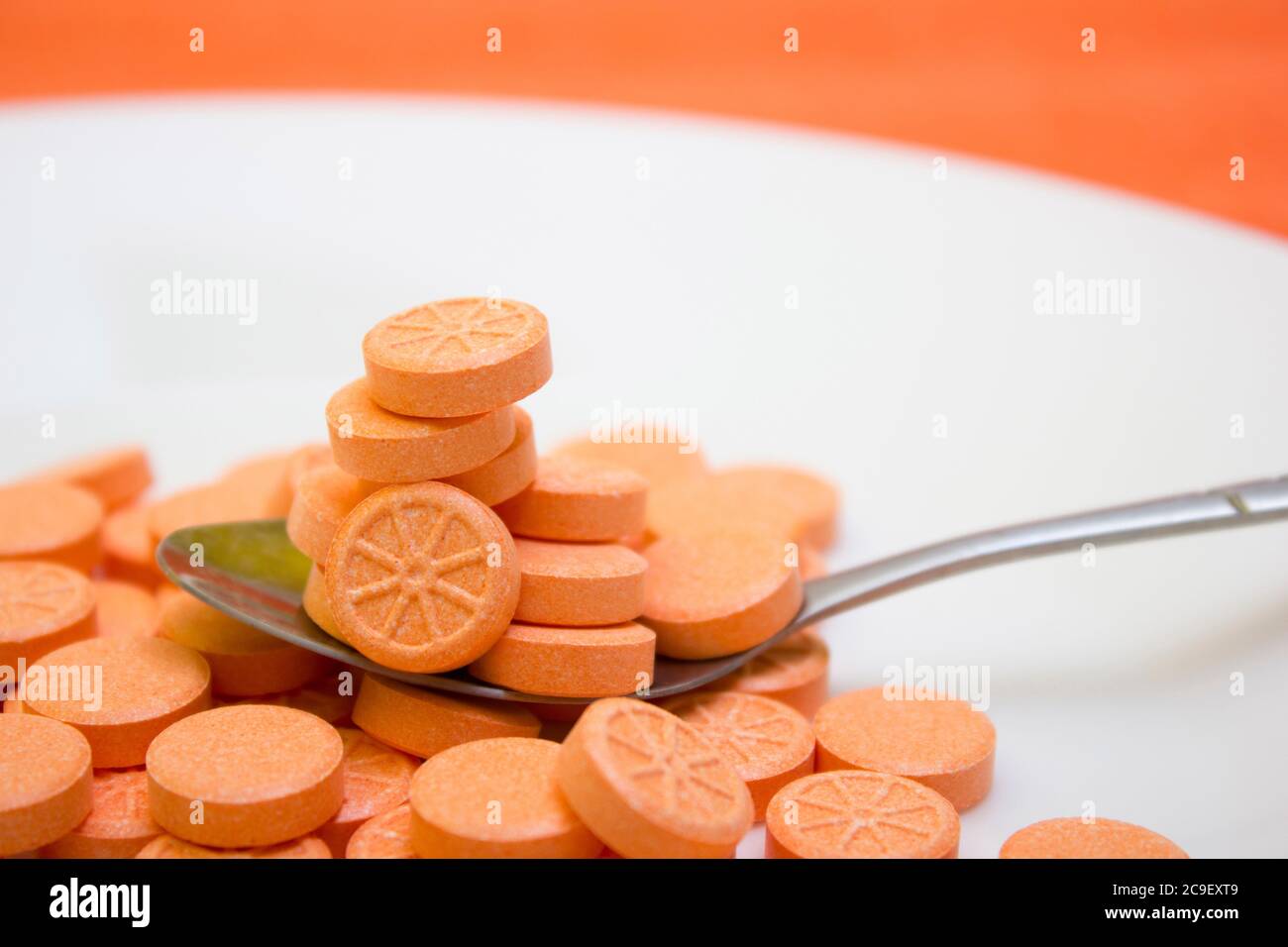 Beaucoup de comprimés et de vitamine orange sur fond blanc - protection contre la grippe pendant la quarantaine, coronavirus, covid19 Banque D'Images