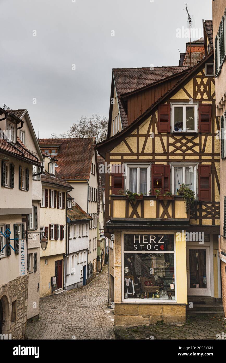 Bâtiment typiquement allemand avec toit incliné sur une allée pavée médiévale. Ruelle pavée ou rue avec maisons traditionnelles en bois - Tübingen, Allemagne Banque D'Images