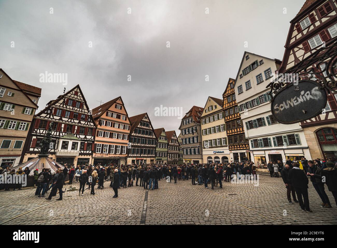 Tübingen, Allemagne - 24 décembre 2017 foule rassemblée dans le Rathaus Markt (place de l'hôtel de ville). Les gens se rassemblent sur la place médiévale pavée de Tubingen Banque D'Images
