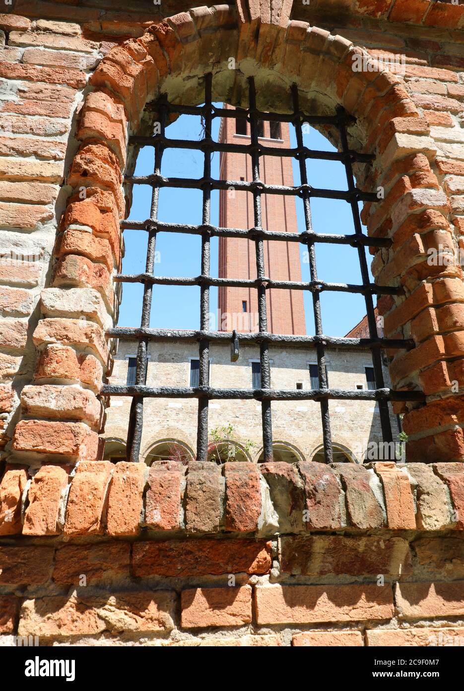 Vieux mur de briques rouges pour protéger le cloître de l'église de Sainte-Hélène sur l'île de Venise en Italie Banque D'Images