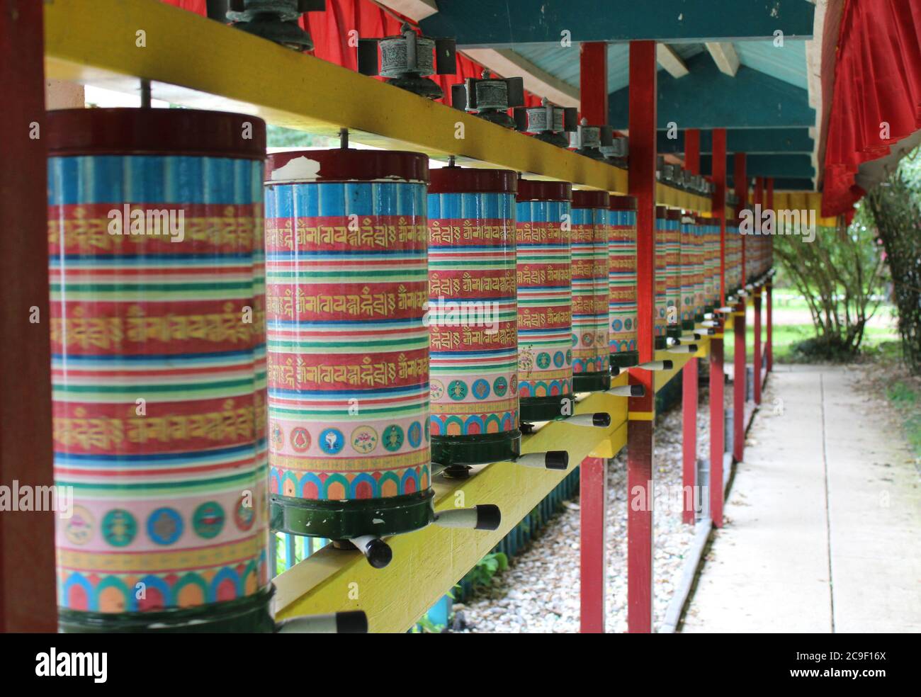 DOKKUM, PAYS-BAS, 23 JUILLET 2020 : des roues de prière colorées dans un temple bouddhiste tibétain. Karma Deleg Chö Phel Ling est un centre d'étude et de méditation Banque D'Images