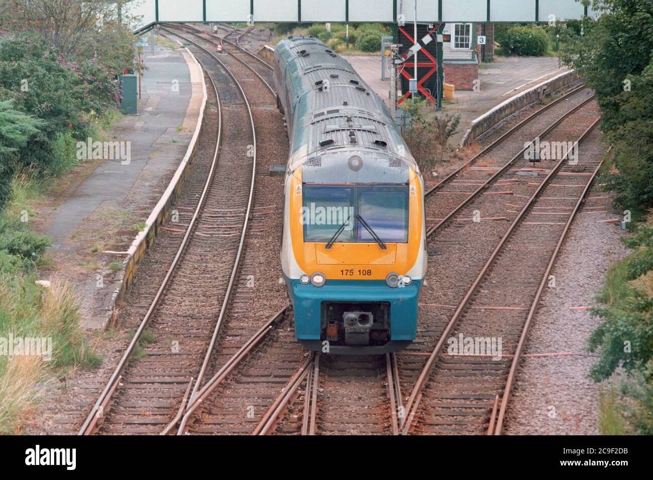 Helsby, Royaume-Uni - 21 juillet 2020 : un train de voyageurs de transport pour le pays de Galles partant de Helsby Junction. Banque D'Images