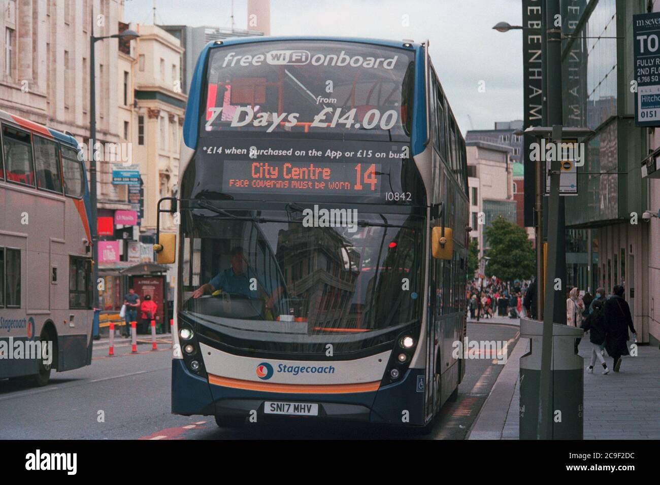 Liverpool, Royaume-Uni - 25 juillet 2020 : une ligne de bus à impériale Stagecoach 14 sur la rue. Banque D'Images