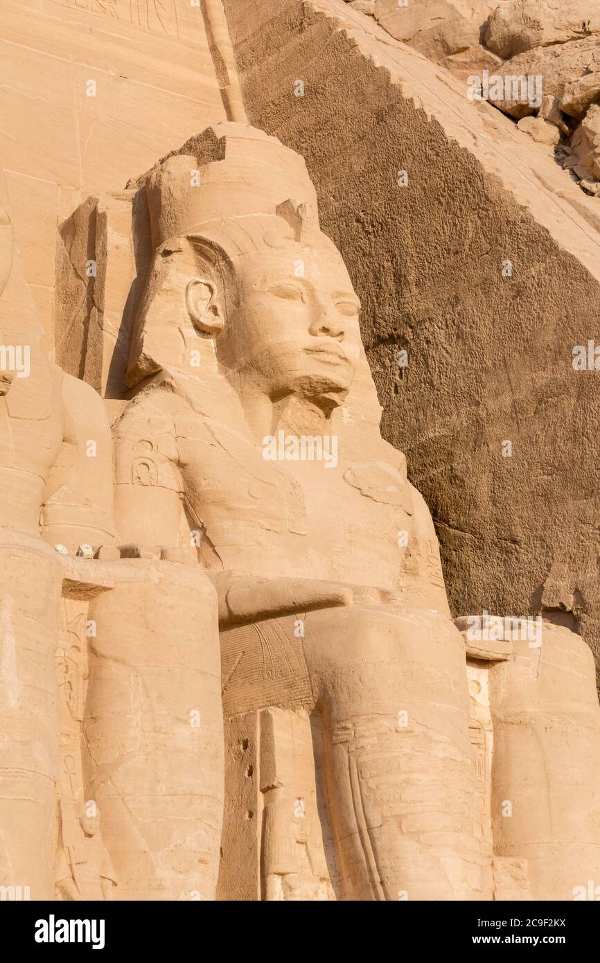 Statue colossale au grand temple de Ramsès II, Abu Simbel, Égypte Banque D'Images