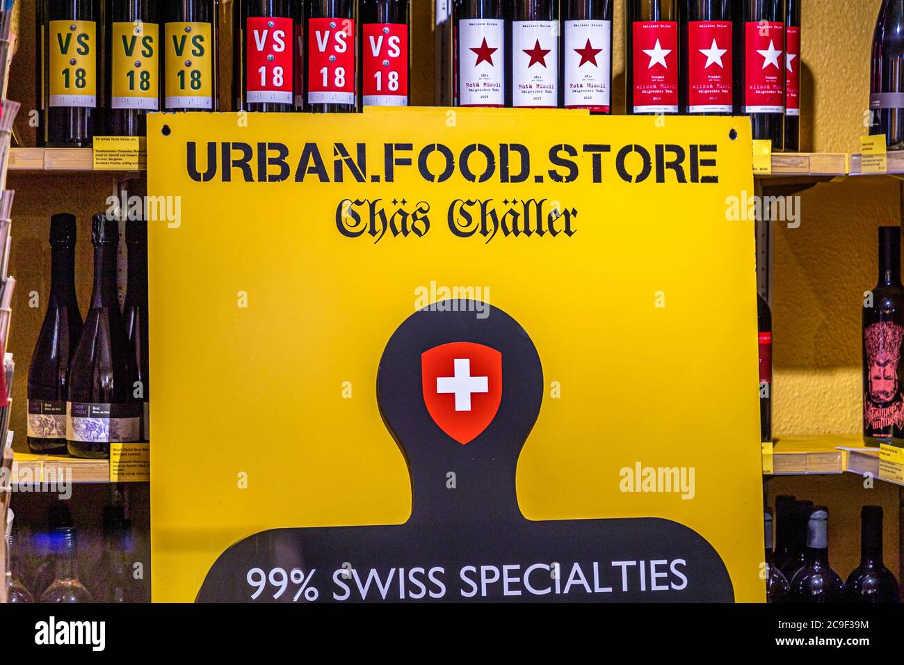 Urban Food Store Chäs Chäller. Visite culinaire de Zurich, Suisse. La visite de Zurich porte sur la Suisse et, dans la mesure du possible, sur les spécialités de Zurich. De nombreux produits sont enmêrés de belles histoires Banque D'Images