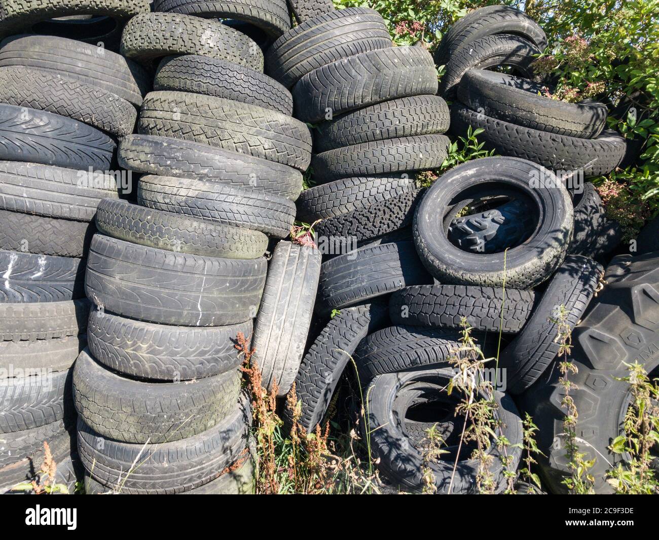 Des piles ou des piles de vieux pneus en caoutchouc usés dans la campagne rurale en Allemagne, en Europe occidentale Banque D'Images