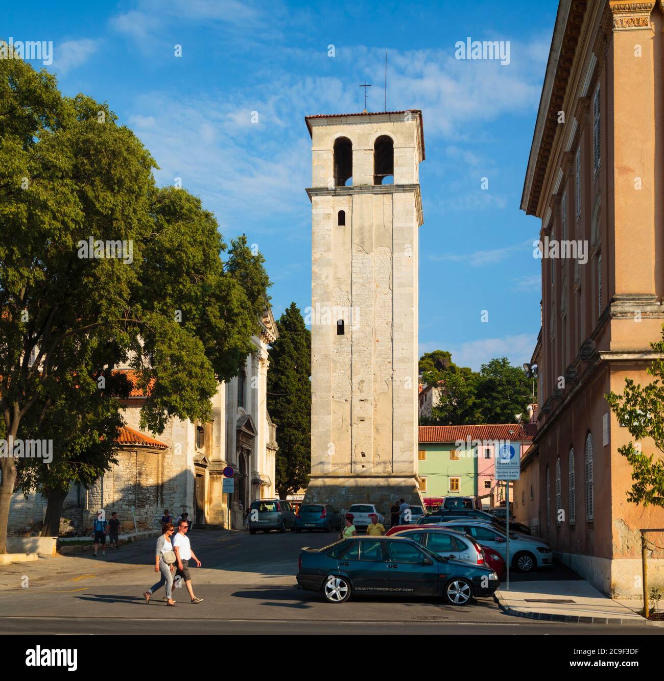 Pula, Comté d'Istrie, Croatie. Le clocher autonome de la cathédrale de Pula, cathédrale de l'Assomption de la Sainte Vierge Marie. Banque D'Images
