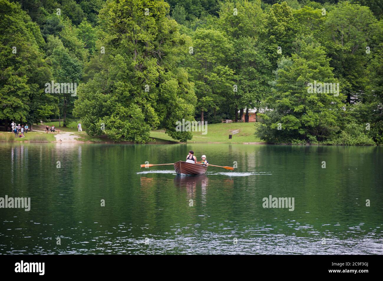 Parc national des lacs de Plitvice, comté de Lika-Senj et comté de Karlovac, Croatie. Aviron dans un bateau loué sur l'un des 16 lacs du parc. Banque D'Images