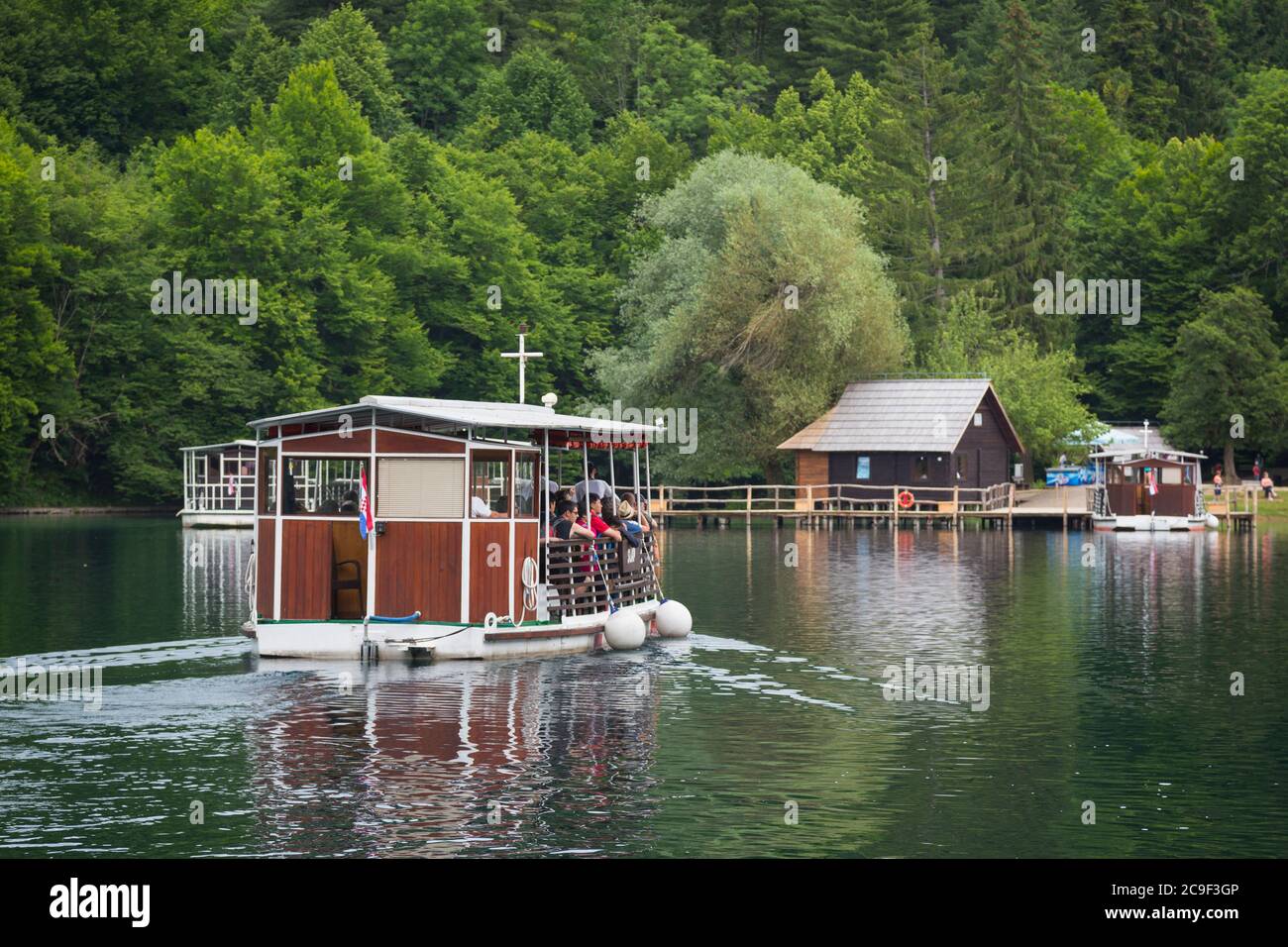 Parc national des lacs de Plitvice, comté de Lika-Senj et comté de Karlovac, Croatie. Les visiteurs partent pour une excursion dans un ferry électrique. Le parc est un Banque D'Images