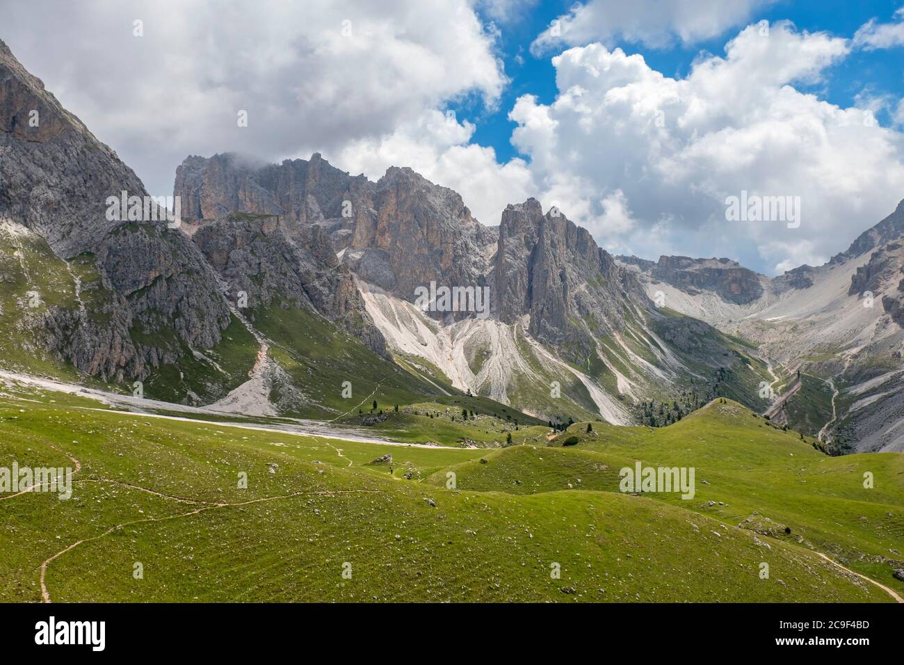Vue à couper le souffle sur une vallée dans la montagne sauvage des dolomites en Italie Banque D'Images