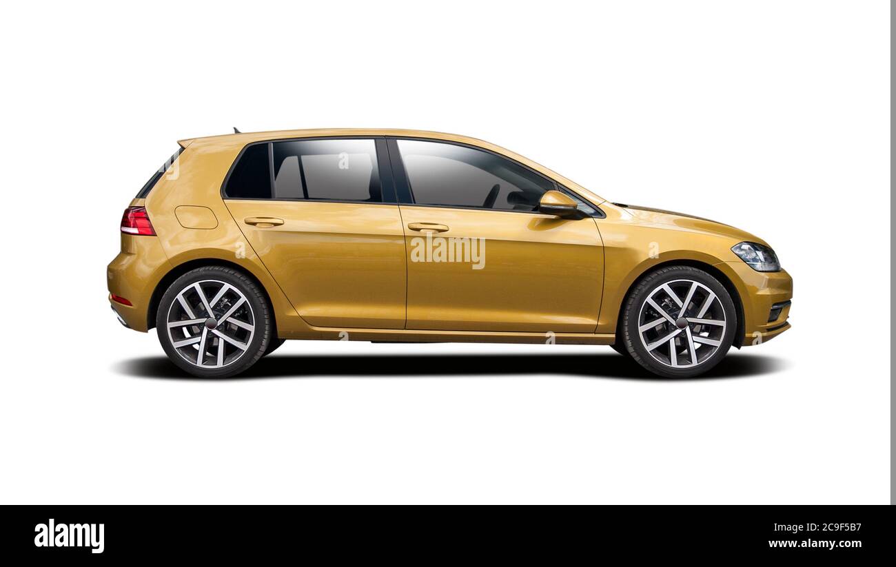 Voiture à hayon jaune or isolée sur blanc Banque D'Images