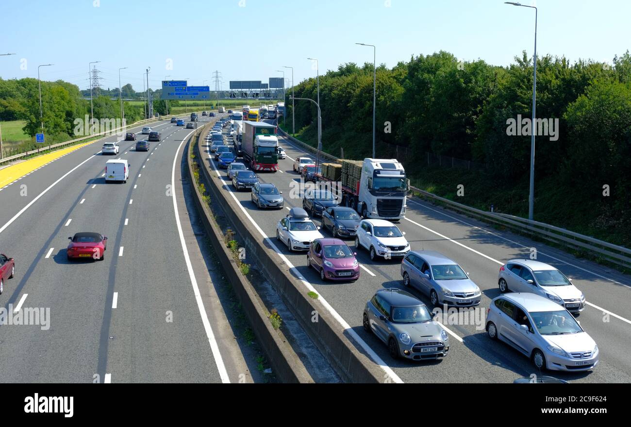 Bristol, le 31 juillet 2020. La circulation estivale importante a fortement ralenti la circulation sur l'autoroute M5 en direction du sud à la jonction 17. La circulation en direction du nord se déplace librement mais le nombre croissant de personnes se dirigeant vers le sud vers des destinations de vacances de vacances en cette vendredi très chaud a presque arrêté l'autoroute. Crédit : JMF News/Alay Live News Banque D'Images