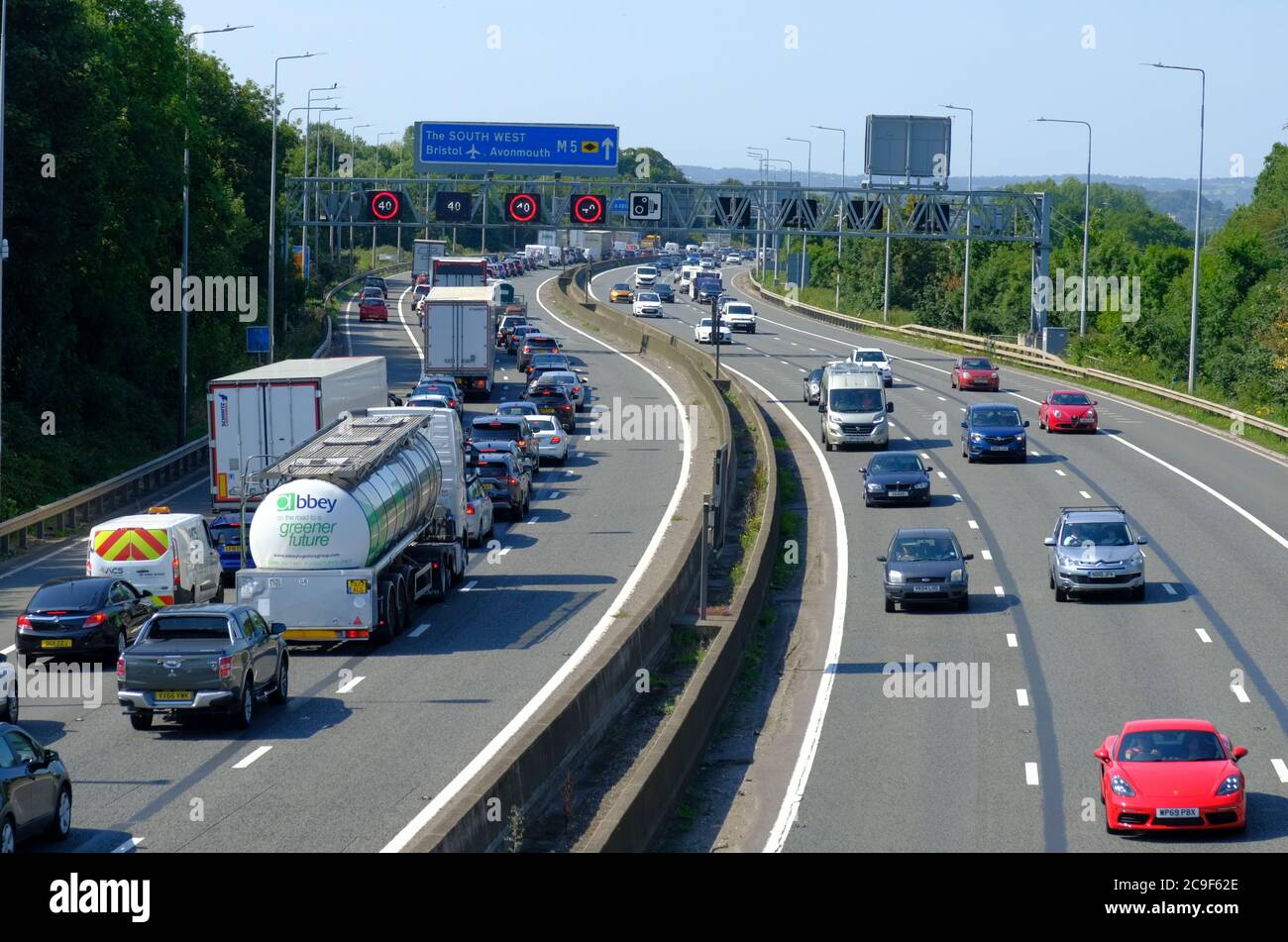 Bristol, le 31 juillet 2020. La circulation estivale importante a fortement ralenti la circulation sur l'autoroute M5 en direction du sud à la jonction 17. La circulation en direction du nord se déplace librement mais le nombre croissant de personnes se dirigeant vers le sud vers des destinations de vacances de vacances en cette vendredi très chaud a presque arrêté l'autoroute. Crédit : JMF News/Alay Live News Banque D'Images