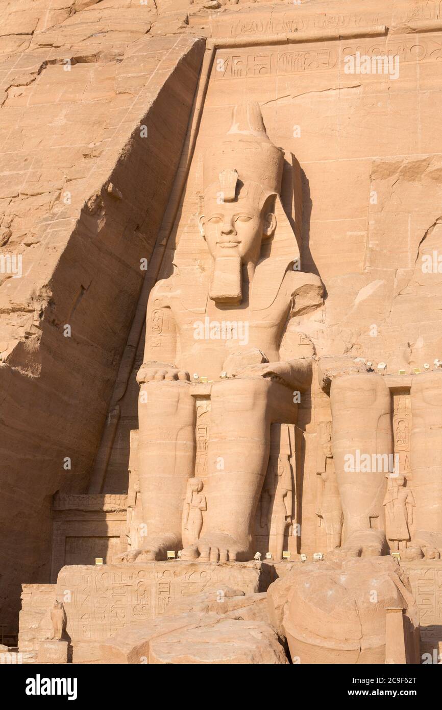 Statue colossale au grand temple de Ramsès II, Abu Simbel, Égypte Banque D'Images