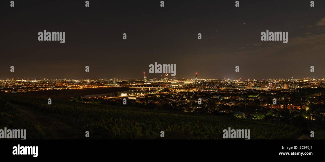 La capitale de l'Autriche (Vienne) photographiée d'une colline du nord vers le sud-ouest la nuit. Banque D'Images