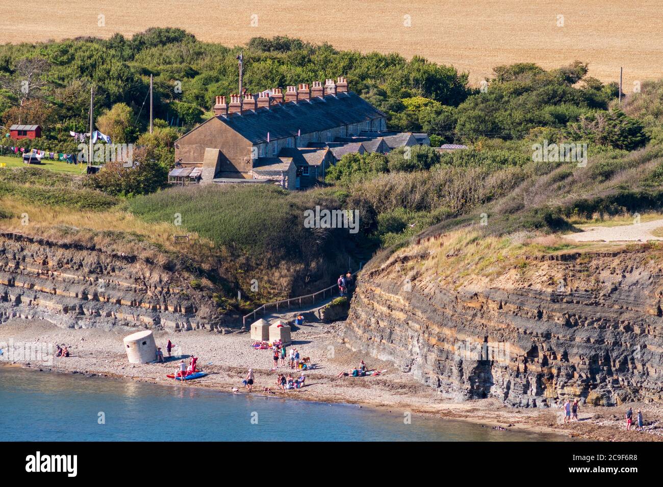 Maisons et la guerre mondiale 2 postes d'observation sur la plage à Kimmeridge Bay, Jurassic Coast, Dorset, Royaume-Uni Banque D'Images