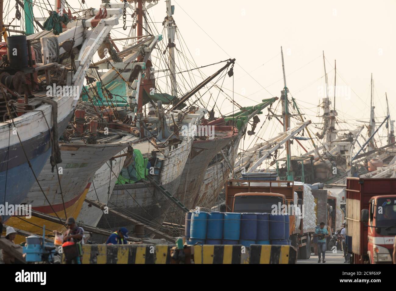 Jakarta, Sunda Kelapa Port, Indonésie - 15 juillet 2019 : bateaux, marchandises et travailleurs dans le port de la ville de Jakarta, sur les rives de la baie de Jakarta. Banque D'Images