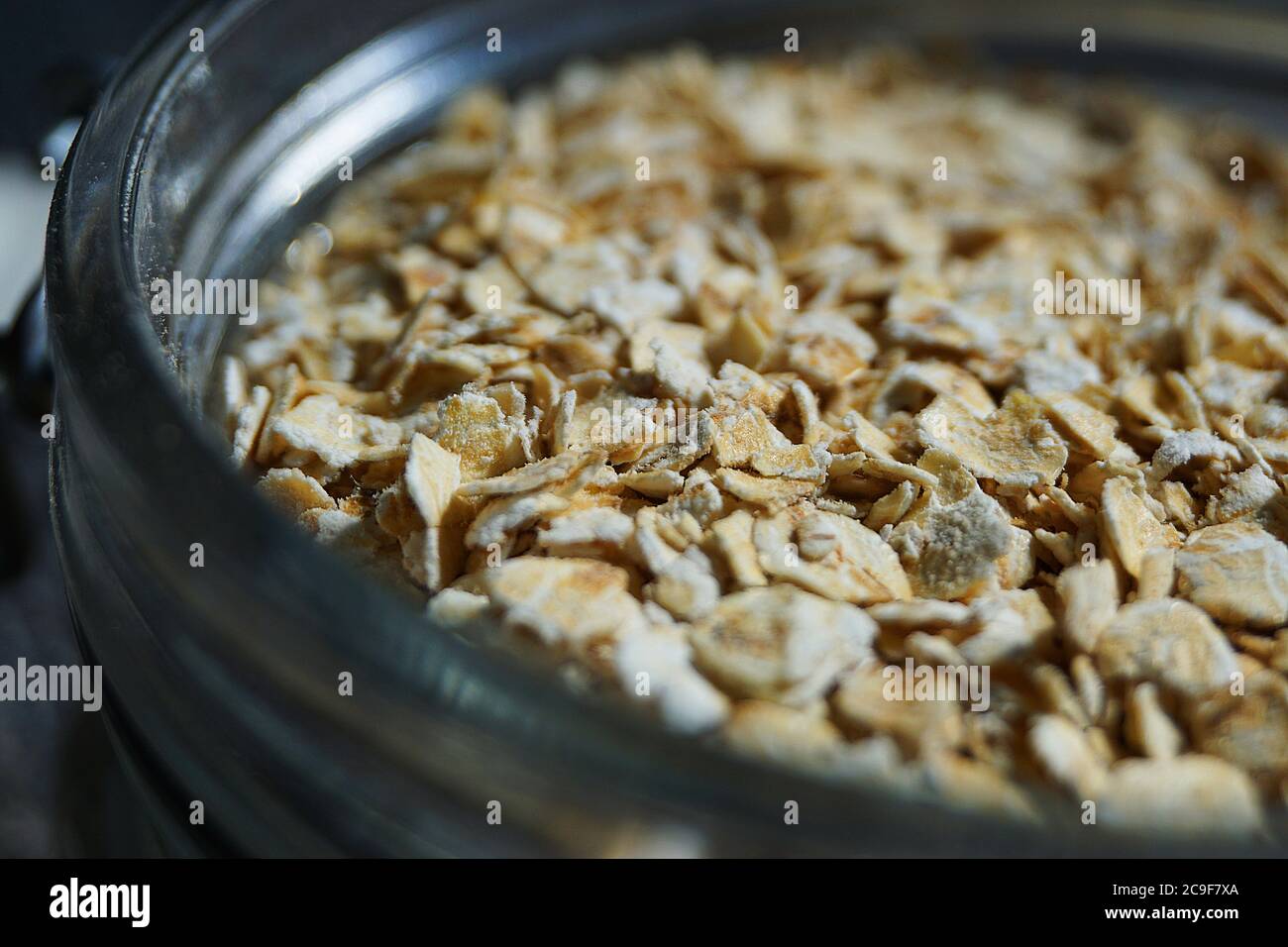 Oats crus dans un bol en verre Banque D'Images