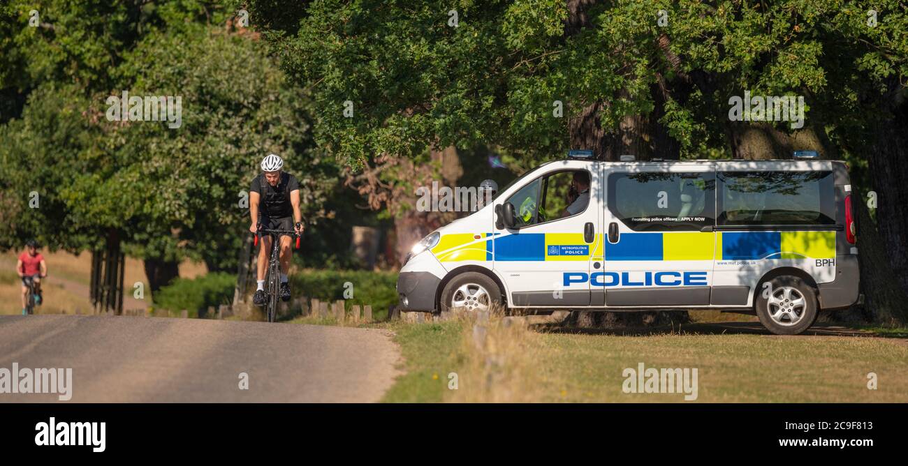 Richmond Park Londres, Royaume-Uni. 31 juillet 2020. Matin chaud à Richmond Park avec les marcheurs et les cyclistes à l'arrivée tôt appréciant le parc libre de circulation au début d'une journée pour atteindre 33 degrés. L'accès aux véhicules est limité à seulement trois parkings sans circulation dans le parc Royal. Une fourgonnette de police sur la route vérifie la vitesse de circulation à deux roues. Crédit : Malcolm Park/Alay Live News. Banque D'Images