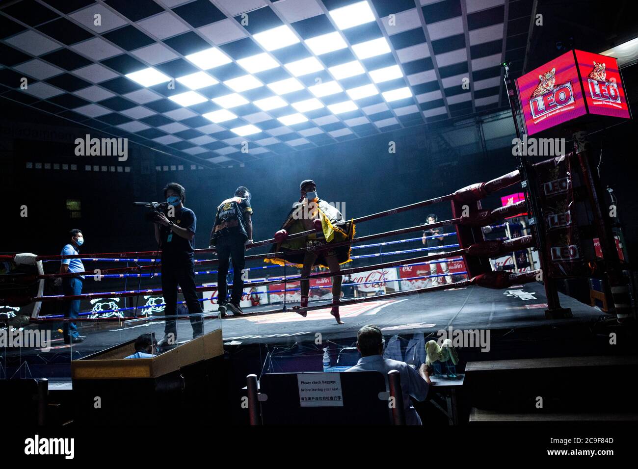 Bangkok, Thaïlande. 30 juillet 2020. Watcharaponon porte un masque lorsqu'il entre dans le ring au stade Rajadamnern à Bangkok, en Thaïlande. Le public est interdit d'assister à des matchs télévisés en direct, et les concurrents, leurs équipes et arbitres doivent se mettre en quarantaine deux semaines avant le match. Depuis la levée des mesures nationales de verrouillage le 1er juillet, la Thaïlande a entamé un retour lent mais délibéré à un état de choses semi-normal qui a été l'un des plus réussis au monde. Credit: Andre Malerba/ZUMA Wire/Alay Live News Banque D'Images