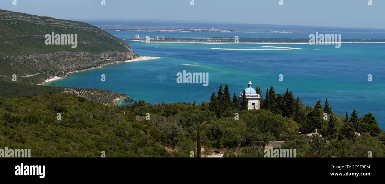 Arrabida montagnes au-dessus de Portinho da Arrabida et d'autres plages face à l'océan bleu. Petite chapelle chrétienne de l'ancien couvent sur le premier plan, tr Banque D'Images