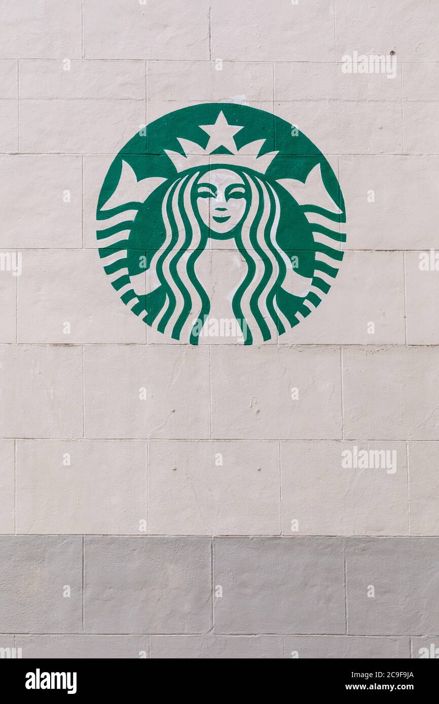 Logo de la chaîne de café Starbucks sur un mur lisse, Londres, Royaume-Uni Banque D'Images