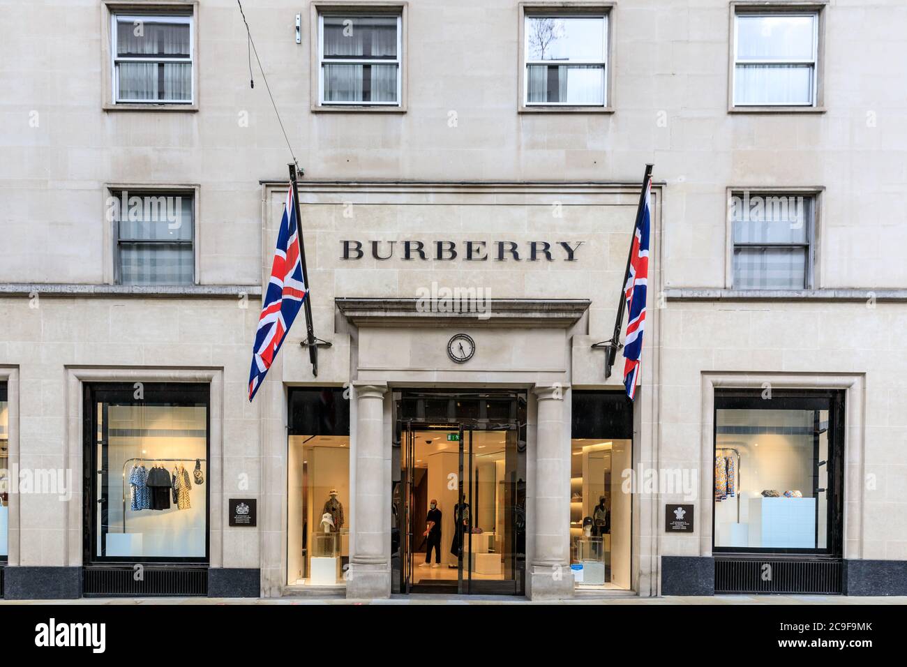 Burberry British de luxe marque phare de magasin extérieur à New Bond  Street, Mayfair, Londres, Angleterre, Royaume-Uni Photo Stock - Alamy