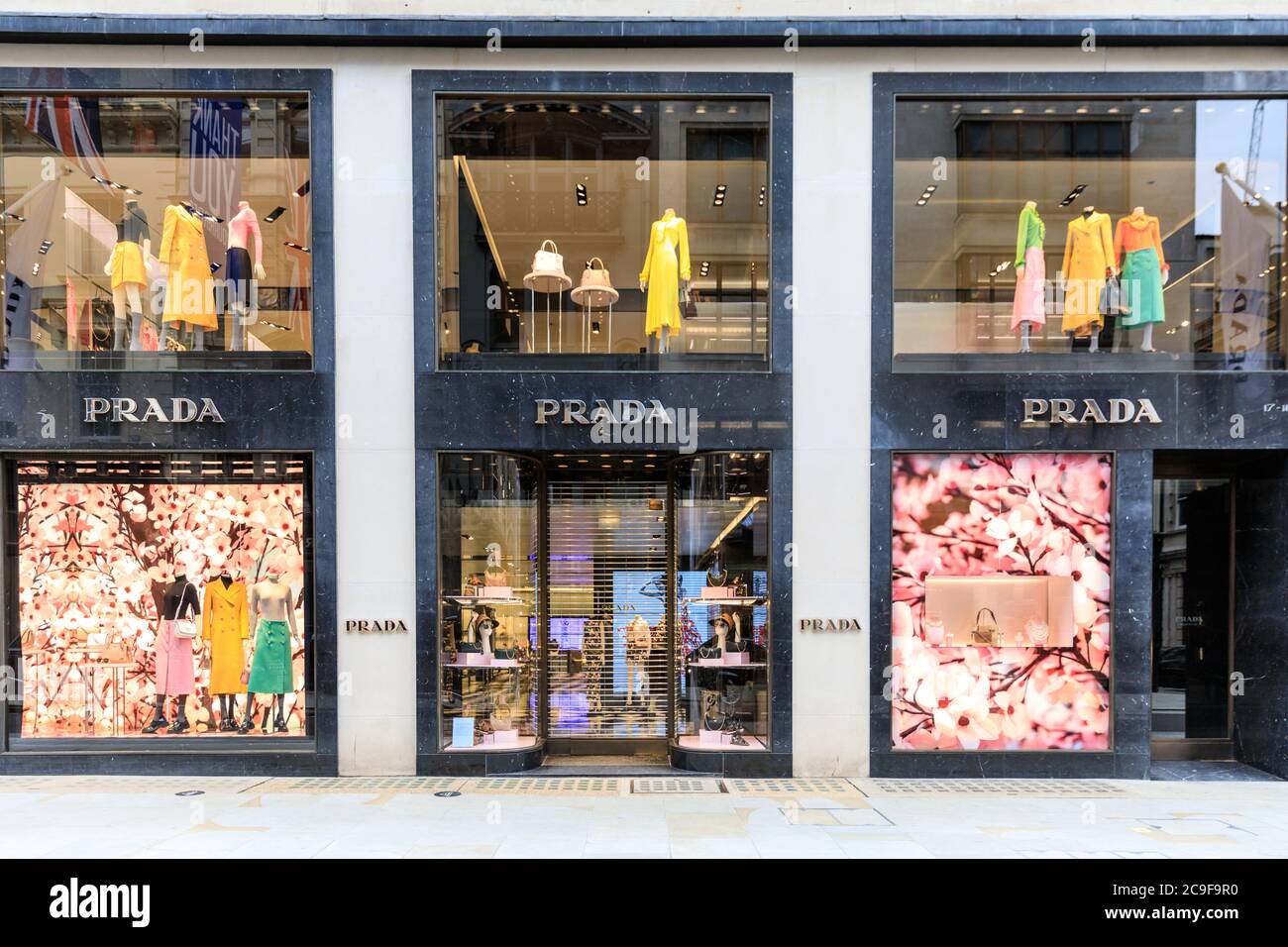 Extérieur de la marque de luxe Prada à New Bond Street, Mayfair, Londres, Angleterre, Royaume-Uni Banque D'Images