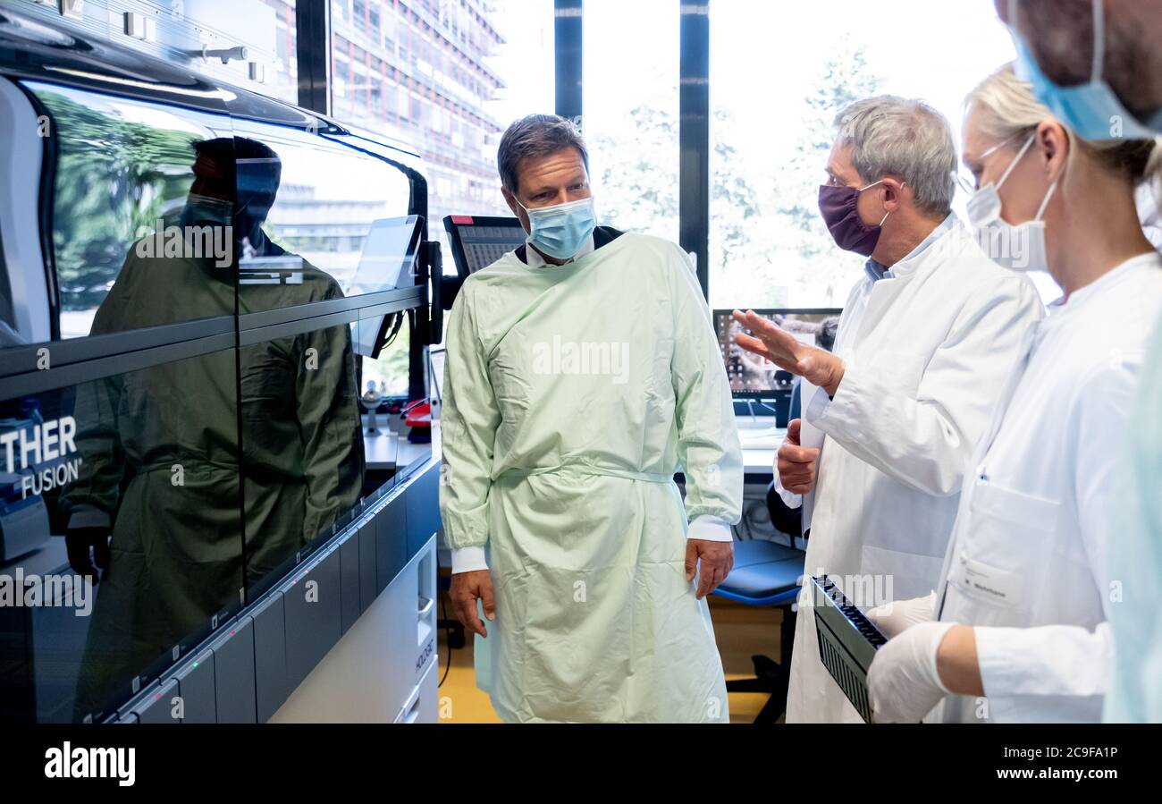 Hanovre, Allemagne. 31 juillet 2020. Robert Habeck, Président fédéral de Bündnis 90/Die Grünen (l), et le virologue Thomas Friedrich Schulz sont réunis à l'Ecole de médecine de Hanovre (MHH). La visite de Habeck porte sur l'épidémie de corona et la recherche sur les options thérapeutiques et les vaccins. Credit: Peter Steffen/dpa/Alay Live News Banque D'Images