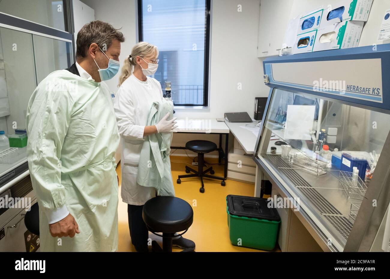 Hanovre, Allemagne. 31 juillet 2020. Robert Habeck, Président fédéral de Bündnis 90/Die Grünen, obtient des informations auprès d'un assistant médical dans un laboratoire de l'Ecole de médecine de Hanovre (MHH). La visite de Habeck porte sur l'épidémie de corona et la recherche sur les options thérapeutiques et les vaccins. Credit: Peter Steffen/dpa/Alay Live News Banque D'Images