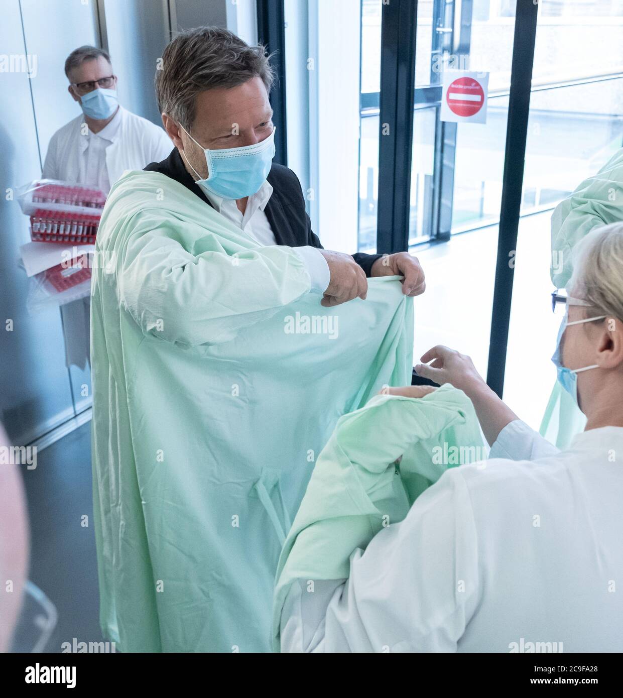 Hanovre, Allemagne. 31 juillet 2020. Robert Habeck, Président fédéral de Bündnis 90/Die Grünen, obtient des informations auprès de l'Ecole de médecine de Hanovre (MHH). La visite de Habeck porte sur l'épidémie de corona et la recherche sur les options thérapeutiques et les vaccins. Credit: Peter Steffen/dpa/Alay Live News Banque D'Images