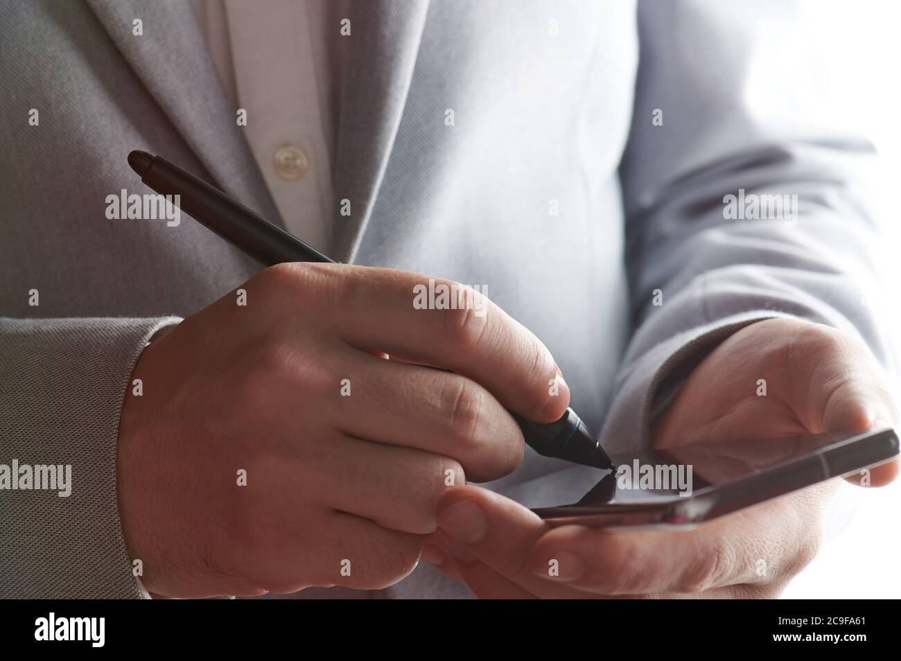 Signature d'un contrat intelligent sur un téléphone mobile avec un écran tactile en gros plan Banque D'Images