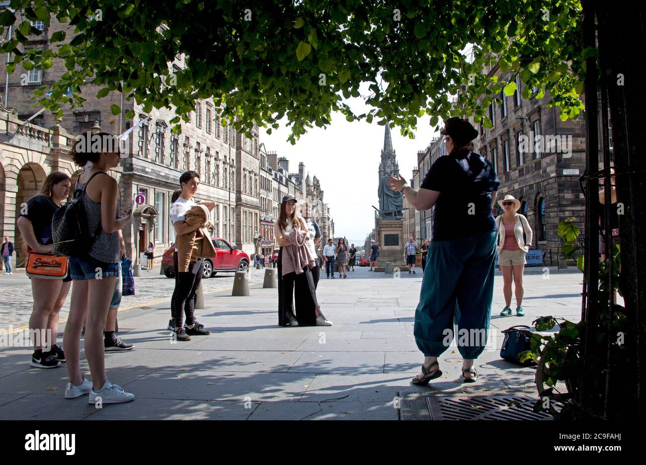 Édimbourg, Écosse, Royaume-Uni. 31 juin 2020. Journée chaude à Édimbourg 22 degrés centigrades à midi avec des rayons de soleil brumeux pour les touristes visitant le centre-ville pour une visite à pied. Banque D'Images