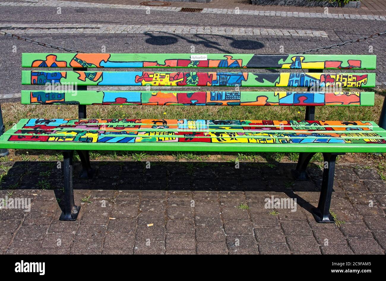 Banc coloré, lumineux, peinture de pièces de puzzle, trottoir, place de  repos piétonne, Europe; Zell, Allemagne Photo Stock - Alamy