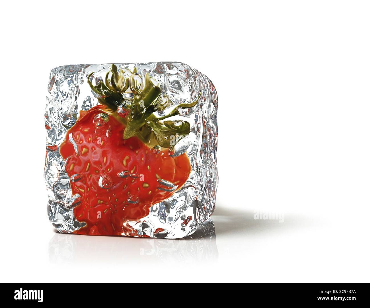 fraise dans le cube de glace Banque D'Images