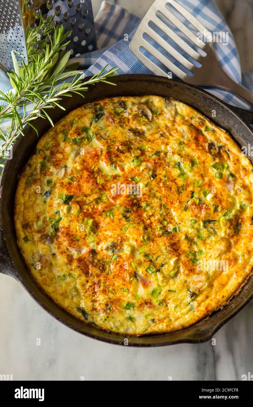 Frittata maison fraîche cuisinée dans une casserole en fonte. Banque D'Images
