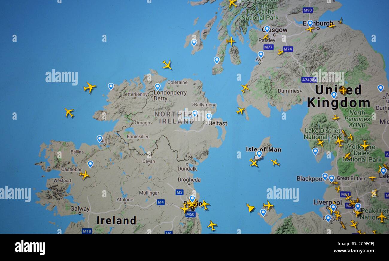 Trafic aérien au-dessus de l'Irlande et de l'Écosse (31 juillet 2020, UTC 08.35) sur Internet avec le site Flightracar 24, pendant la pandémie du coronavirus Banque D'Images