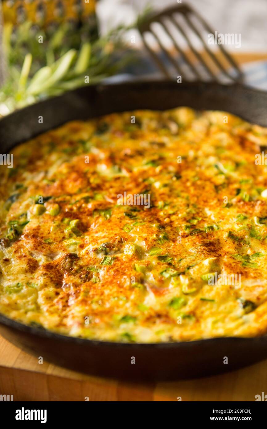 Frittata maison fraîche cuisinée dans une casserole en fonte. Banque D'Images