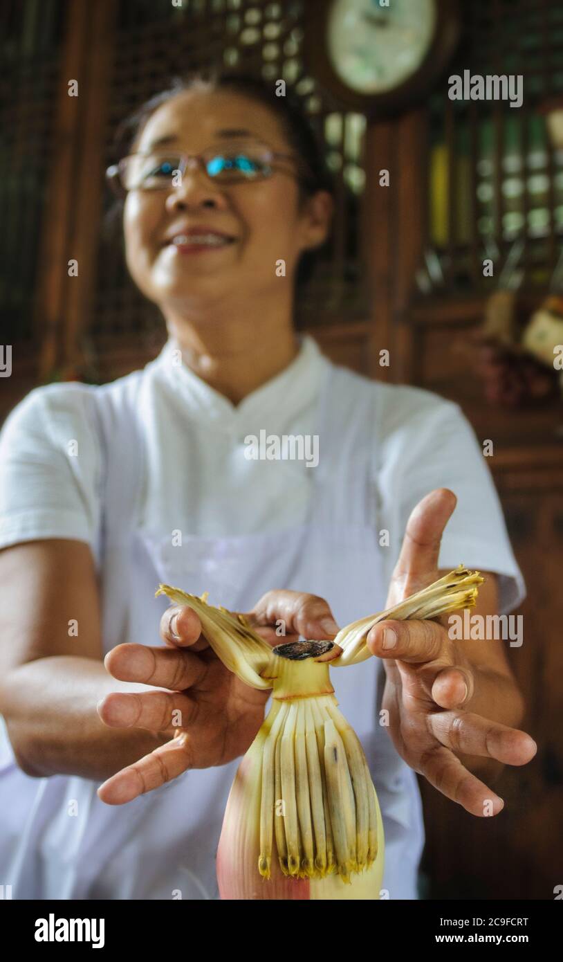 Bangkok, région de Krung Thep Maha Nakhon/Thaïlande - 10.09.2011. L'enseignant démontre la structure de la fleur de banane. Banque D'Images