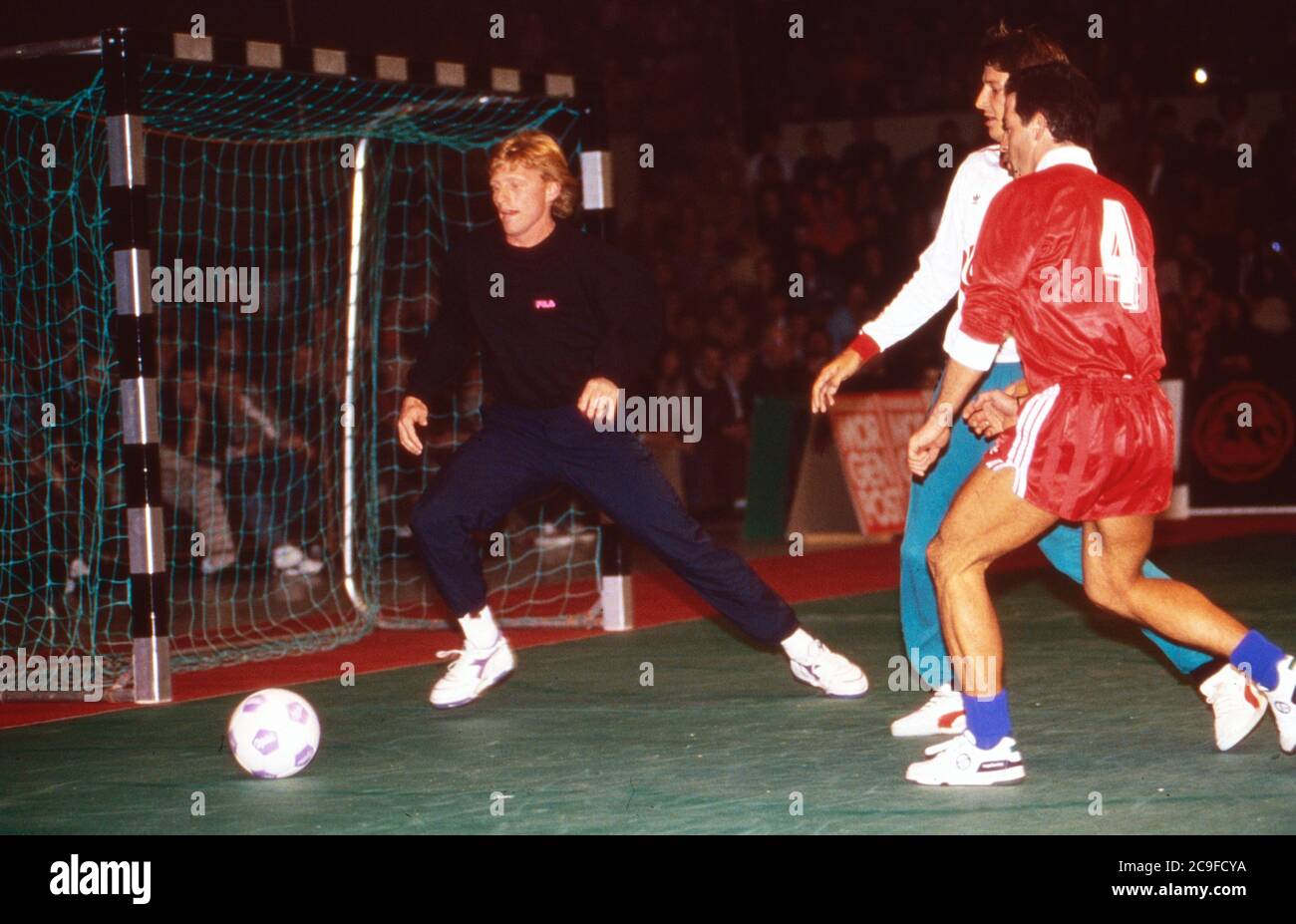Tennis Gala zugunsten der Tore-Meinecke-Stiftung auf dem Rothebaum in Hamburg, Deutschland 1990, Gaststar: Boris Becker beim Fußball Banque D'Images