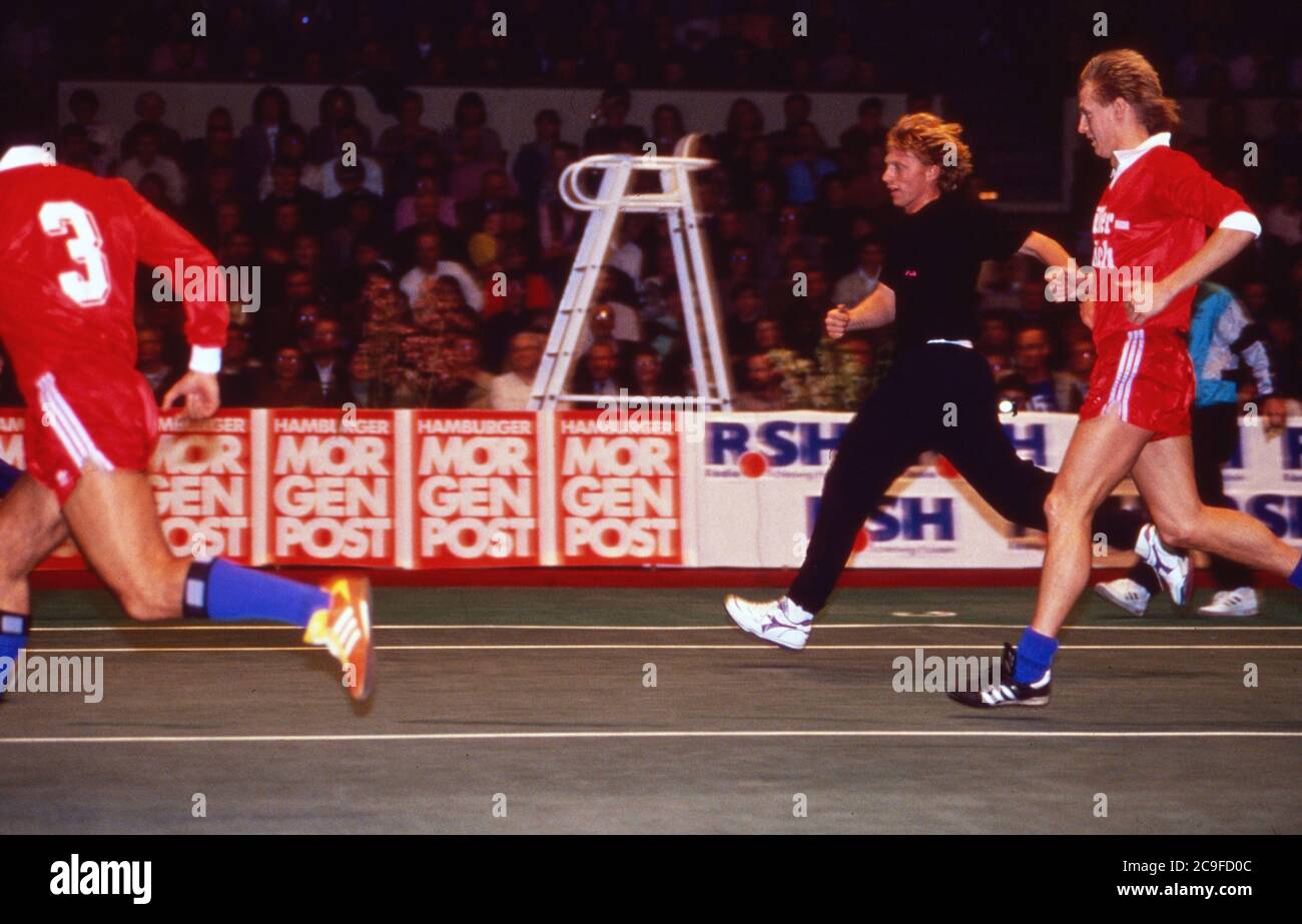 Tennis Gala zugunsten der Tore-Meinecke-Stiftung auf dem Rothebaum in Hamburg, Deutschland 1990, Gaststar: Boris Becker beim Fußball Banque D'Images