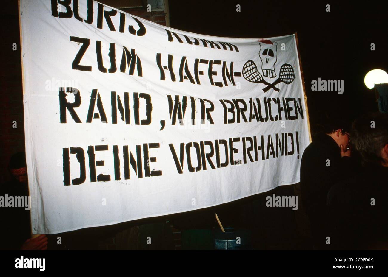 Krawallmacher-Aktivisten BEI der tennis Gala zugunsten der Tore-Meinecke-Stiftung auf dem Rothebaum in Hamburg, Deutschland 1990, Schild 'Boris komm' zum Hafenrand, wir brauchen Deine Vorderhand' Banque D'Images