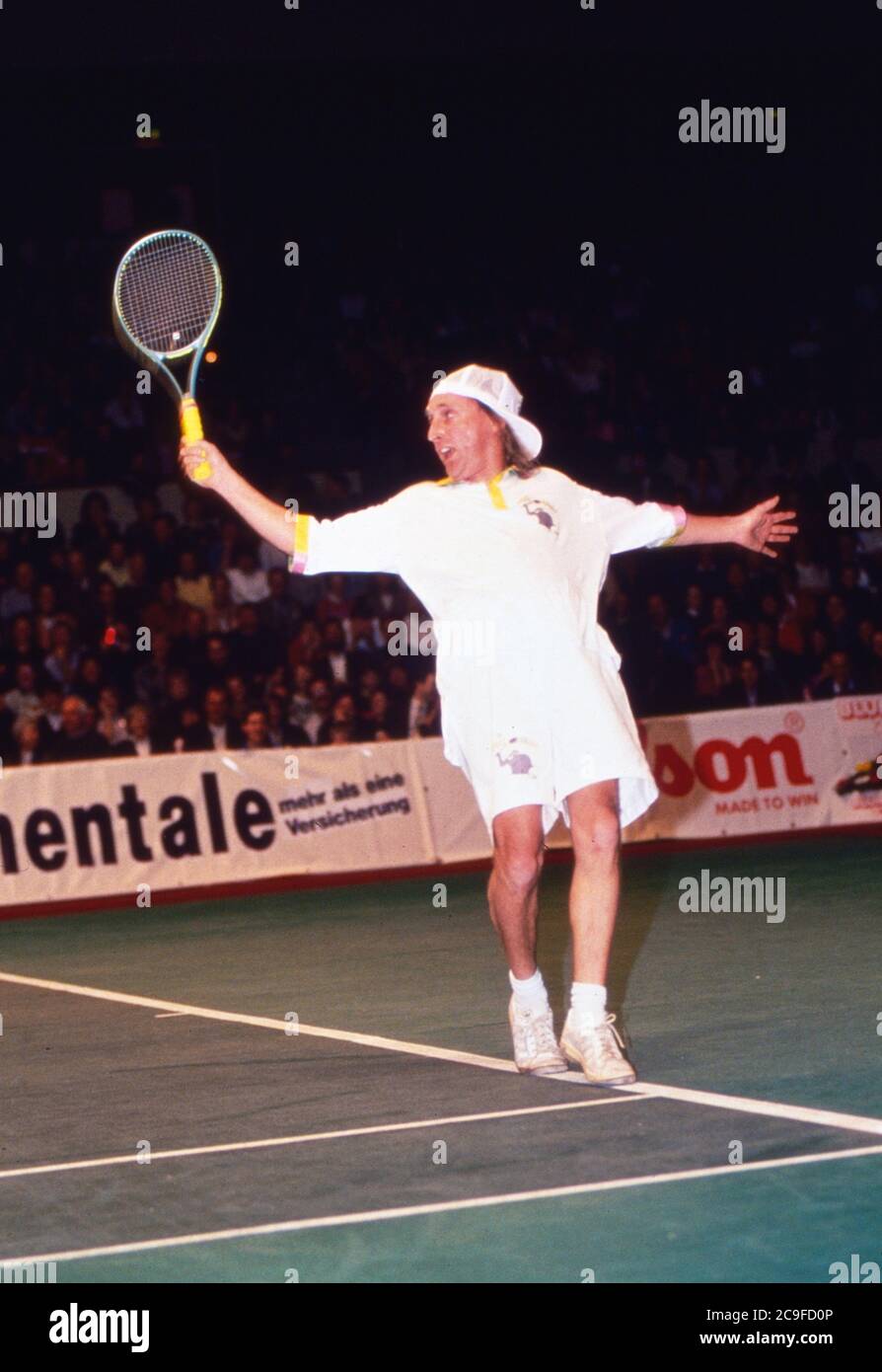 Tennis Gala zugunsten der Tore-Meinecke-Stiftung auf dem Rothebaum in Hamburg, Deutschland 1990, Gaststar: Otto Waalkes auf dem Tennisplatz Banque D'Images