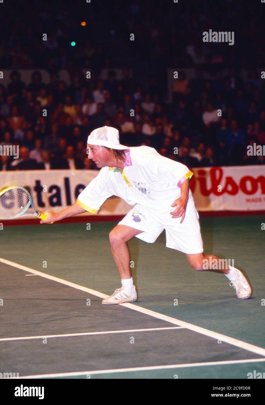 Tennis Gala zugunsten der Tore-Meinecke-Stiftung auf dem Rothebaum in Hamburg, Deutschland 1990, Gaststar: Otto Waalkes auf dem Tennisplatz Banque D'Images
