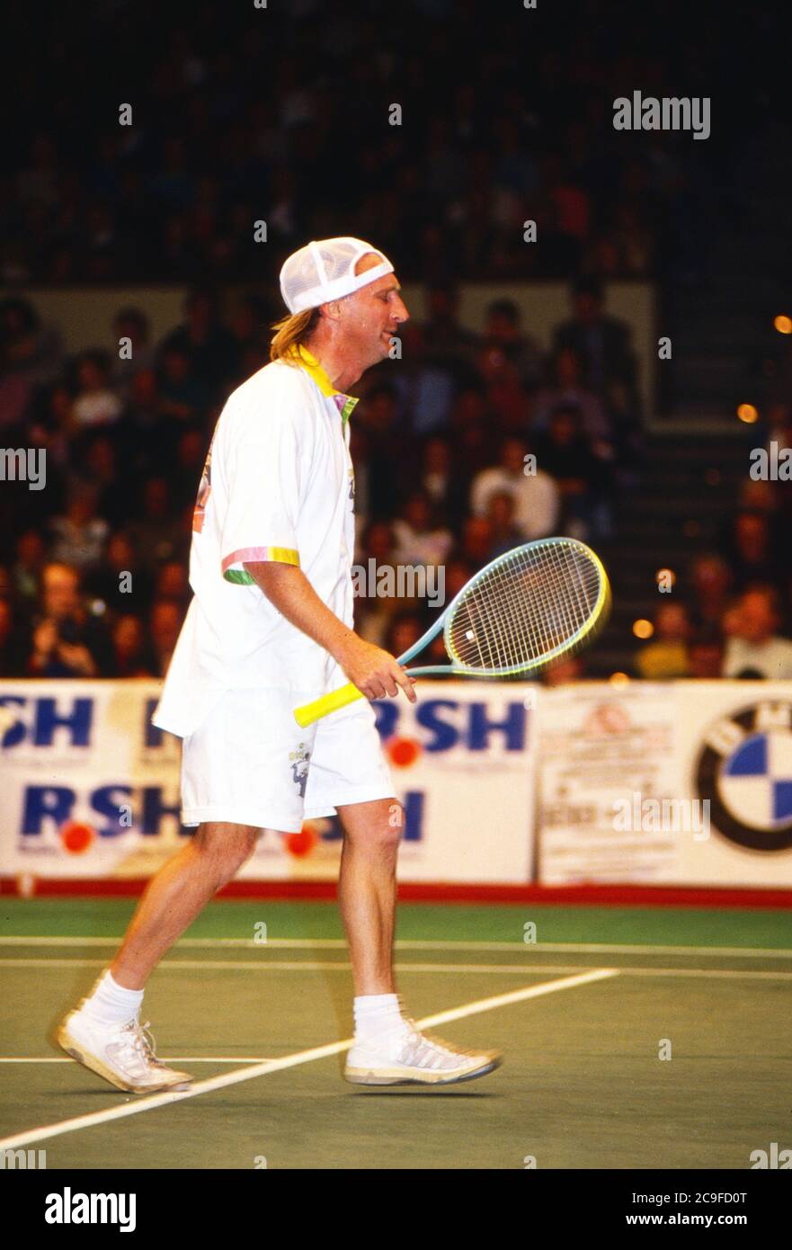 Tennis Gala zugunsten der Tore-Meinecke-Stiftung auf dem Rothebaum in Hamburg, Deutschland 1990, Gaststar: Otto Waalkes auf dem Tennisplatz Banque D'Images