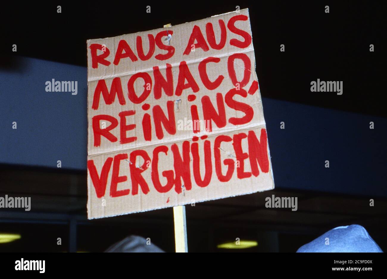 Krawallacher-Aktivisten BEI der tennis Gala zugunsten der Tore-Meinecke-Stiftung auf dem Rothebaum in Hamburg, Deutschland 1990, Schild 'Raus aus Monaco, rein ins Vergnügen' Banque D'Images
