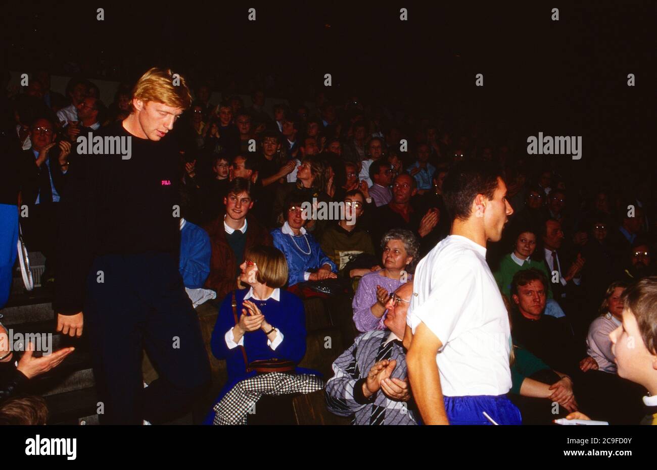 Tennis Gala zugunsten der Tore-Meinecke-Stiftung auf dem Rothebaum in Hamburg, Deutschland 1990, Gaststar: Boris Becker und Carl Uwe Charly Stebeim Einlauf in die Halle Banque D'Images