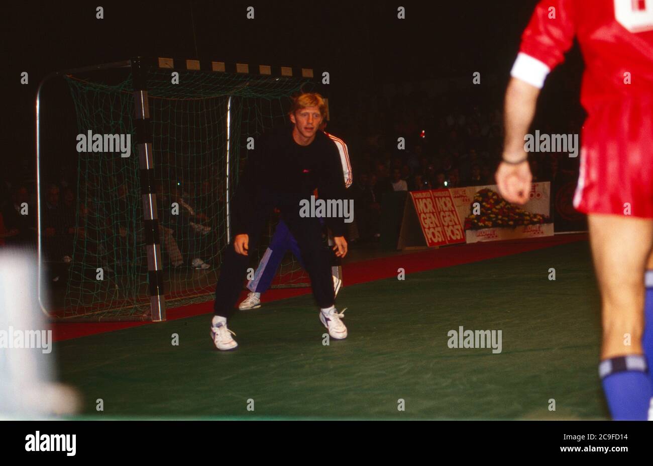 Tennis Gala zugunsten der Tore-Meinecke-Stiftung auf dem Rothebaum in Hamburg, Deutschland 1990, Gaststar: Boris Becker beim Fußball Banque D'Images